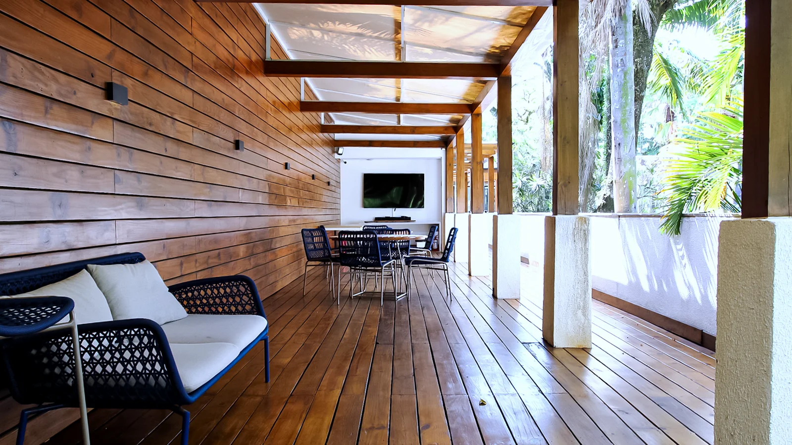 Deck coberto e jardim da clínica